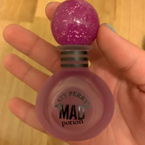 parfym från katy perry. mad potion - oanvänd parfym från katy perry. 30ml. nypris ca 150 kr. köparen står för frakten🥰