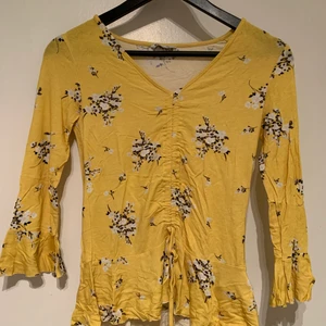 Gul blus från Ginatricot - En blommig gul blus från Gina Tricot i storleken XS, Super skön material ✨
