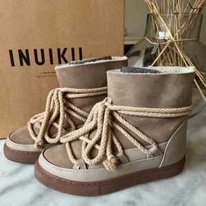 Inuikii classic sneaker storlek 36 beige - Beiga inuikiis classic sneakers i storlek 36 (utan kilklack), endast prövade 1-2 gånger, som nya! Inga defekter/skavanker eller andra anmärkelser. Stod mellan beiga och svarta men valde tillslut beiga, ångrade sedan mig🖤 säljer dom så jag kan inskaffa mig svarta istället! Byter gärna till ett par svarta i samma modell, storlek och skick. Vid byte vill jag helst mötas upp så båda parterna kan inspektera skorna och göra en säker affär. Finns i Gbg, annars står köpare för frakt som tillkommer🖤