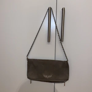 Zadig & voltaire väska - Säljer min fina Zadig & voltaire väska då den dessvärre inte kommer till användning längre, är använd med i mycket fint skick. 💜