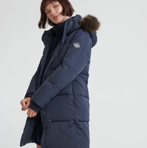 Vinterjacka  - Helt ny med prislappen kvar! Mörkblå navy vinterjacka från märket superdry. (Ny pris: 1800 kr) ~ säljes för 800 kr. Storlek M. Säljs pga den kom inte till användning. 🌊💖