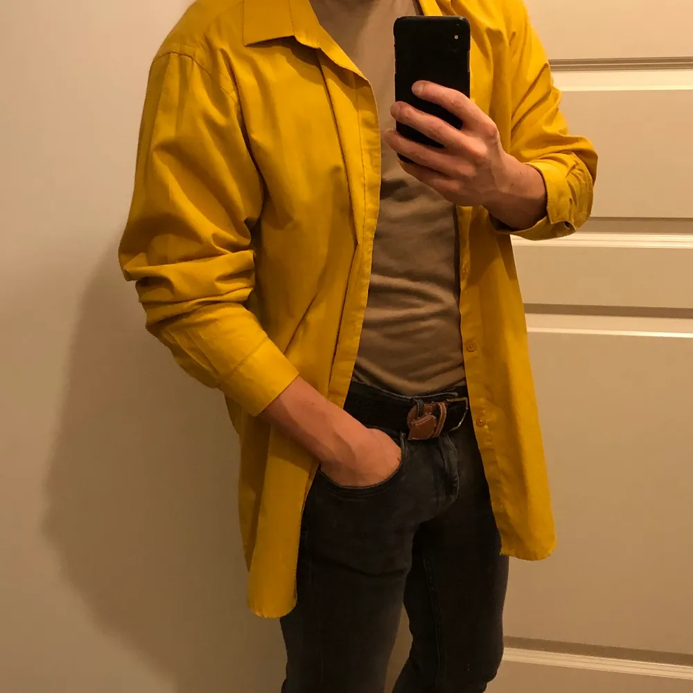 Nice Oversized yellow shirt size S. Unisex and very comfortable to wear and easy to wash. The person on the picture is 169cm.. Skjortor.