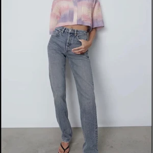 Zara mid Rise jeans - Säljer mina fina byxor från zara då de har blivit lite små. de är i ett fint skick.