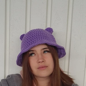 Virkad buckethat  - Handgord buckethat inspirerad av care bear. Gjord av akryl garn. Flera bilder kan skickas vid önskan. Har 2 st på lager
