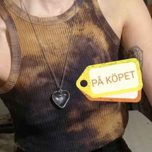 Halsband - Halsband med ett genomskinligt hjärta 😩🤣 köper du nåt annat så får du det här smycket på köpet 🤗 säg bara till att du vill ha det! 