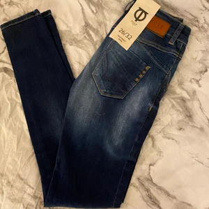 Pulz jeans  - Fick dessa jeans i somras i present, men säljer nu dom vidare eftersom att dom inte riktigt är i min stil. Helt oanvända och nya med lappen kvar. Nypris (3:e bilden) 899kr<3