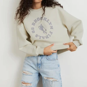 Gina tröja storlek M - Tröjan är ganska nyköpt! Jag säljer tröjan pågrund av att jag inte har någon användning för den längre! 