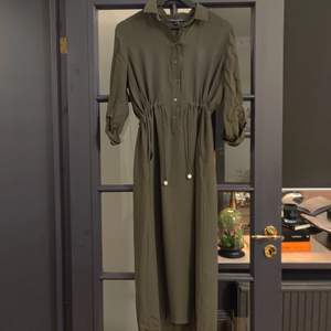 Säljer min oanvända millitärgröna klänning från märket French Collection. Nypris: 1399. Stl: XS/34