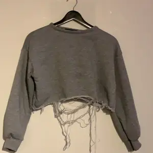 snygg grå hoodie som kan användas till en magtröja till folk som är ganska långa 165++ , har används ungefär 2ggr och tvättas alltid innan jag skickar ut💗 säljer denna eftersom används inte så ofta längre 🤩