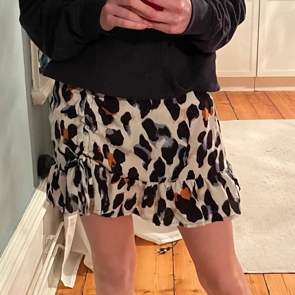 Super fin somrig leopard kjol, storlek S, den passar tyvärr int emot så säljer den. Helt oanvänd 🤍 . Kjolar.