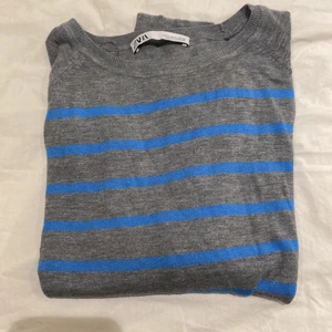 Randig tröja  - Helt oanvänd randig tröja från Zara💘💘den är i ett otroligt skönt material 