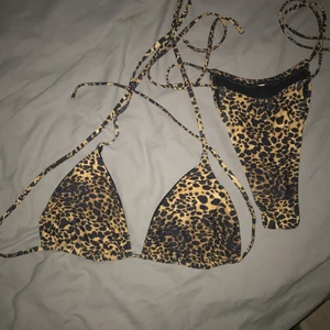 Leopard bikini - Väl använd, men är hel och fin. Överdelen: Storlek M/L och Underdel: Storlek M. Fraktkostnad ingår i priset!