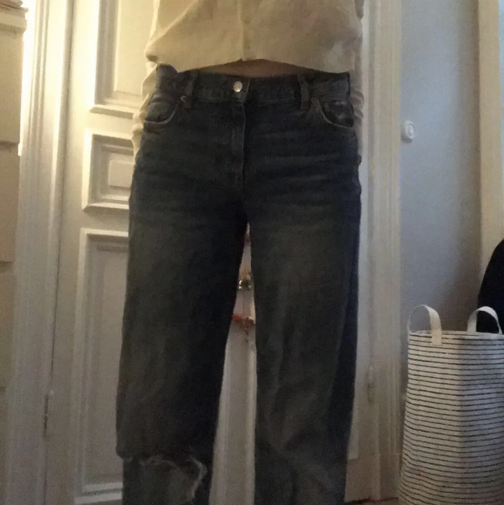 Säljer dessa snygga zara jeans då de inte kommer till användning🖤 de är storlek 36 och använda, men fortf i väldigt fint skick😍. Jeans & Byxor.
