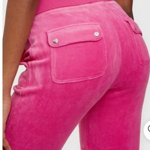 Juicy conture byxor cotton Raspberry - Säljer nu mina juicy byxor som bara använt fåtal gånger säljer den flr att dem tyvärr inte kommer till andvöndning 💓💓pris kan diskuteras  bra skick. Knappt använda det ända är att knapparna på insidan är borta men det syns inte. Var sp nör jag köpte från juices hemsida. Men syns inte. Annars bra skick💕💕💕