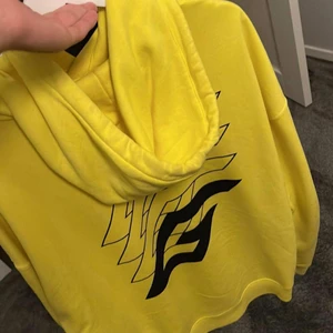 Givenchy hoodie - Givenchy hoodie  Size L Knappt använd hoodie Condition 9/10 Tags medföljer / nypris 6500kr