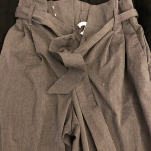 Kostymbyxor  - Ett par kostymbyxor från H&M, använda en gång på en jobbresa därför i nyskick. Kan skicka fler bilder om du önskar. Kan mötas upp i Hässleholm eller Kristianstad.