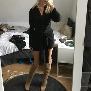 Svart skjortklänning Asos - Svart skjortklänning som knyts i midjan, från Asos!! Aldrig använd