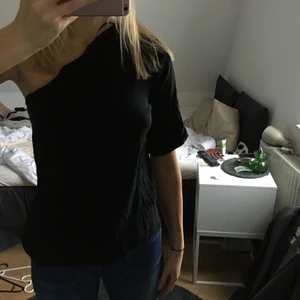 One shoulder topp HM - Svart oneshoulder topp, helt oanvänd med prislapp kvar!!
