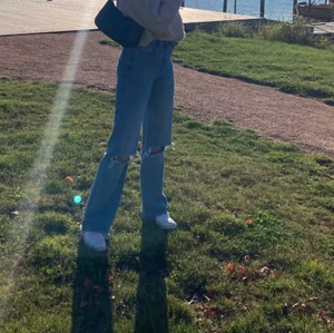 Jeans - Hej! Säljer dessa snygga jeans från stradivarius då de inte kommer till användning, rätt bra skick!😊