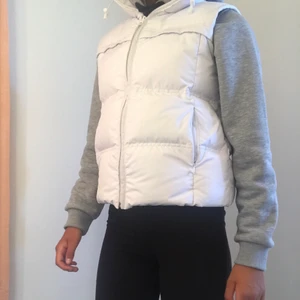 Vit dunväst - Säljer västen för den aldrig kommer till andvänning den är som ny aldrig använt den ute☺️Super fin