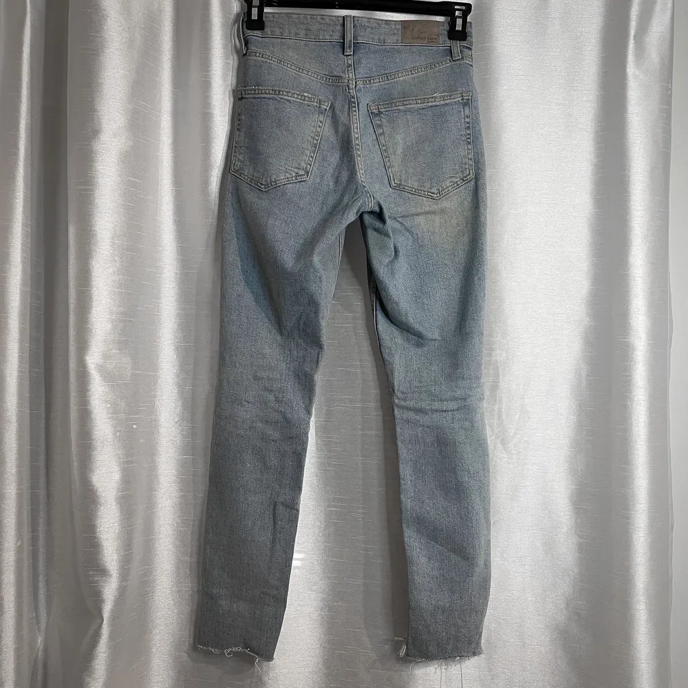 Snygga jeans från Gina Tricot. Jeansen har mininmal stretch och har börjat bli för små för mig. Jag är 163 lång och har 74 i midjemått. 🥰. Jeans & Byxor.