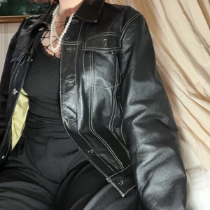 💋SVART LÄDERJACKAR MED VITA SÖMMAR💋 - Säljer en av mina favorit jackor i äkta läder från JOHN F. GEE som är köpt på humana för ungefär 1,5 år sedan. Storlek står inte men den sitter oversized på mig som brukar ha storlek S-M. Kan fraktas och mötas upp i göteborg. Hör av er om ni vill ha fler bilder eller om ni är intresserade ❤️‍🔥
