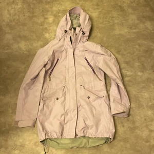 Didriksson jacka  - Överdragsjacka i ljus lila (färgen på andra bilden) från Didriksson i storlek 38. Näst intill oanvänd! Kan skickas men köparen står för frakten.