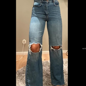 Jeans - Vida jeans med hål i knäna från Gina Tricot i strl 34; men passar mer som en liten 36:a. Säljer då de inte kommer till användning. Kan mötas upp i Sthlm eller frakta
