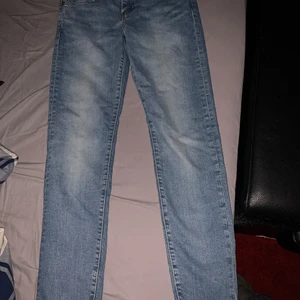 Levis jeans  - Fina byxor i bra skick, storlek W28 L32. Säljes pga för små          Kan fraktas men köparen står för frakt