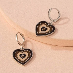 Örhängen bruna hjärtan - Jätte gulliga bruna hjärt örhängen (finns liknande i halsband och ring på min sida)