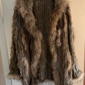 Pälsjacka  - Äkta pälsjacka som går att använda under en tunnare jacka tex om man vill. One Size, passar S-L utan problem. Aldrig använd. Jackan har fickor och luva. 