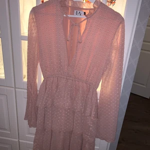 Linn Ahlborg X Nakd Klänning - Nyskick då den endast används en gång. Storlek 40