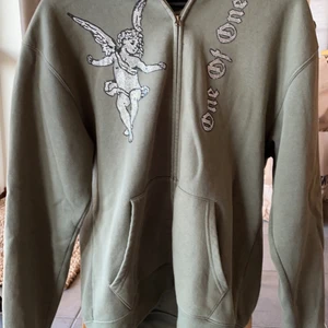 One of one hoodie  - Storlek M, säljer till rätt pris
