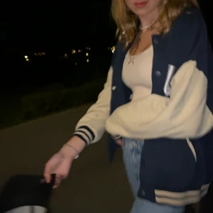 Cool amerikansk jacka - Jätte cool amerikansk highschool inspirirad jacka från subdued. Den är oversized. Original pris 700kr. Kom privat för fler bilder💕