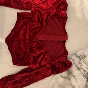 Röd tröja i storlek S - Jättefin och festlig tröja som passar perfekt nu till nyår. Jag säljer denna då den inte kommer till användning så mycket. Den har en jättefin detalj med lite puffärmar och den har även en dragkedja i ryggen. Tröjan passar även en Xs skulle jag säga❤️