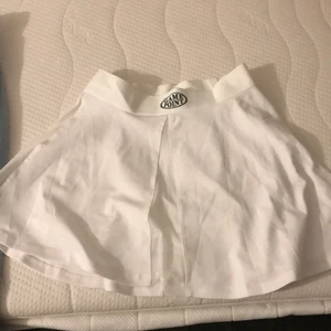 Tensiskjol  - Fin Teniskjol , oanvänd inte min stil. Lappen kvar.