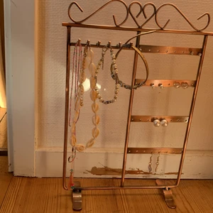 Smyckes hållare - Jag säljer denna super snygga smyckes stellet. Perfekt att hålla armband halsband och örhängen. Har 5st för att det är från min mammas gamla smyckes bolag hör av dig vid intresse. Kunden står för frakten.😉