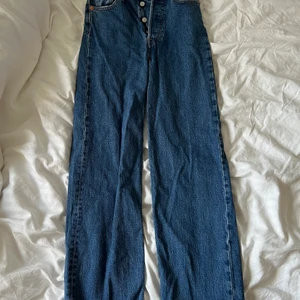 Levis Jeans - Jättefina ribcage straight jeans i en mörk jeansfärg, knappt använda. Passar mig som är ca 160 lång. W23. Kan skickas mot betalning av fraktkostnad 