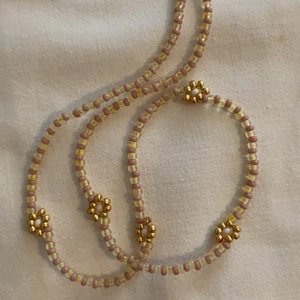 Halsband blommor - Handgjort halsband med blommor, 39,5 cm långt. Köparen står för frakten, 12kr. Samfraktar vid köp av flera smycken.