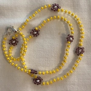 Halsband blommor - Handgjort halsband med blommor, 40,5 cm långt. Köparen står för frakten, 12kr. Samfraktar vid köp av flera smycken.