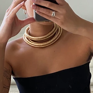 Balmain x H&M halsband  - Guldigt halsband från Balmains kollektion för H&M. Endast använt inomhus för att ta dessa bilder och kommer med originalförpackning och prislapp. Likadana har sålts och ligger ute på Vestiaire för mellan 1500-4000kr. Pris kan diskuteras vid snabb affär! 