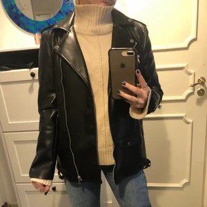 Skinnjacka - Overaized skinnjacka från stradivarius strl XS men är ändå oversized på mig som är S. Köpt i våras men endast använd 2 gånger.