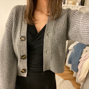 Kofta strl S - Grå stickad kofta strl S. Köparen står för frakten☺️💗