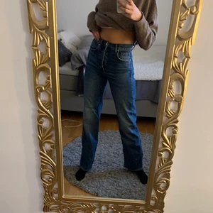 Jeans - Jeans från Mango med knappar. Jag är 170cm lång!