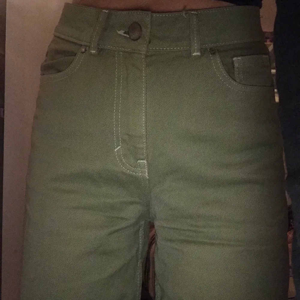 Gröna, vida jeans med vita sömmar🦖 tyvärr blivit lite korta på mig, är 164 cm lång (se sista bilden som referens) 🔎. Jeans & Byxor.