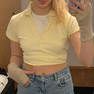 Polotröja - Ljusgul polotröja, hittad på secondhand men i gott skick.