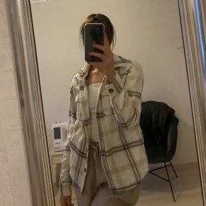 Hollister jacka XS - SUPER härlig jacka i boyfriend fit!🥺 Jättecharmig! I storlek XS, som en S också! 