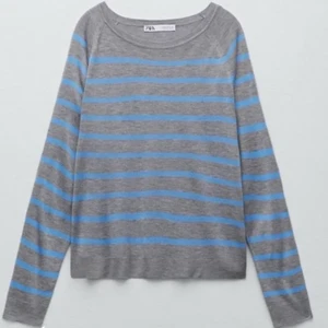 Zara randig tröja - Säljer min jättefina zara tröja som tyvärr inte blir använd längre ❤️❤️ Den är i strl S och har ett litet hål på vänstra sidan av armen som är insytt så syns inte så mycket! Budgivning om det blir många intresserade❤️ BUD PÅ 190kr❤️ KÖP DIREKT FÖR 250!!❤️