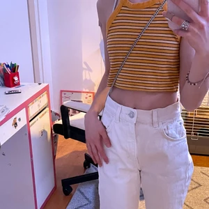 Gul linne - En skit gulligt gul randig linne från zara💛. Perfekt till våren och sommaren🤩🤩.