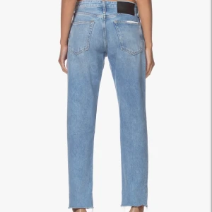 Rag & Bone jeans  - Säljer mina absoluta favorit jeans från rag & bone. Snygg rak passform som hänger på höfterna.                                   Modell: Rosa Mid-Rise Boyfriend Jeans.                                        De har en liten fläck på vänster ben framtill, kan skicka bättre bilder! .                                                                   Storlek 28                                                                                      Köpta på NK för ett år sedan för 2800kr. 